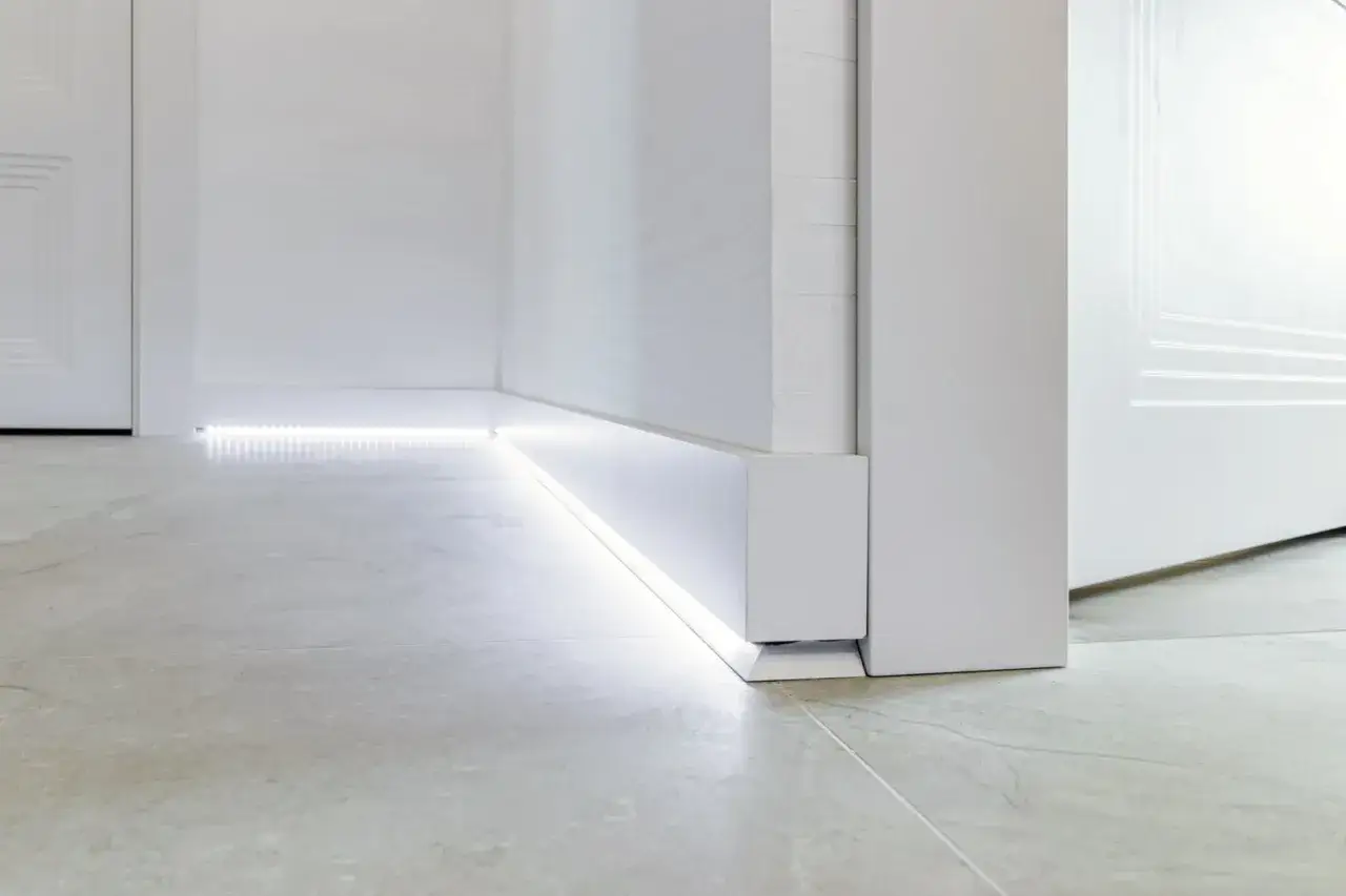 Nowoczesne wnętrze z subtelnym oświetleniem LED w podłodze, podkreślającym minimalistyczny design.