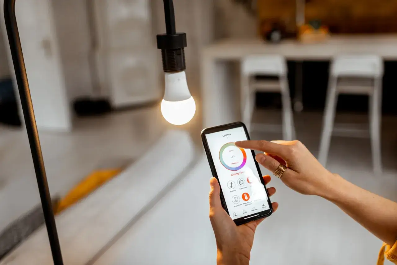 Smart home od czego zacząć? Sterowanie oświetleniem za pomocą aplikacji na smartfonie.