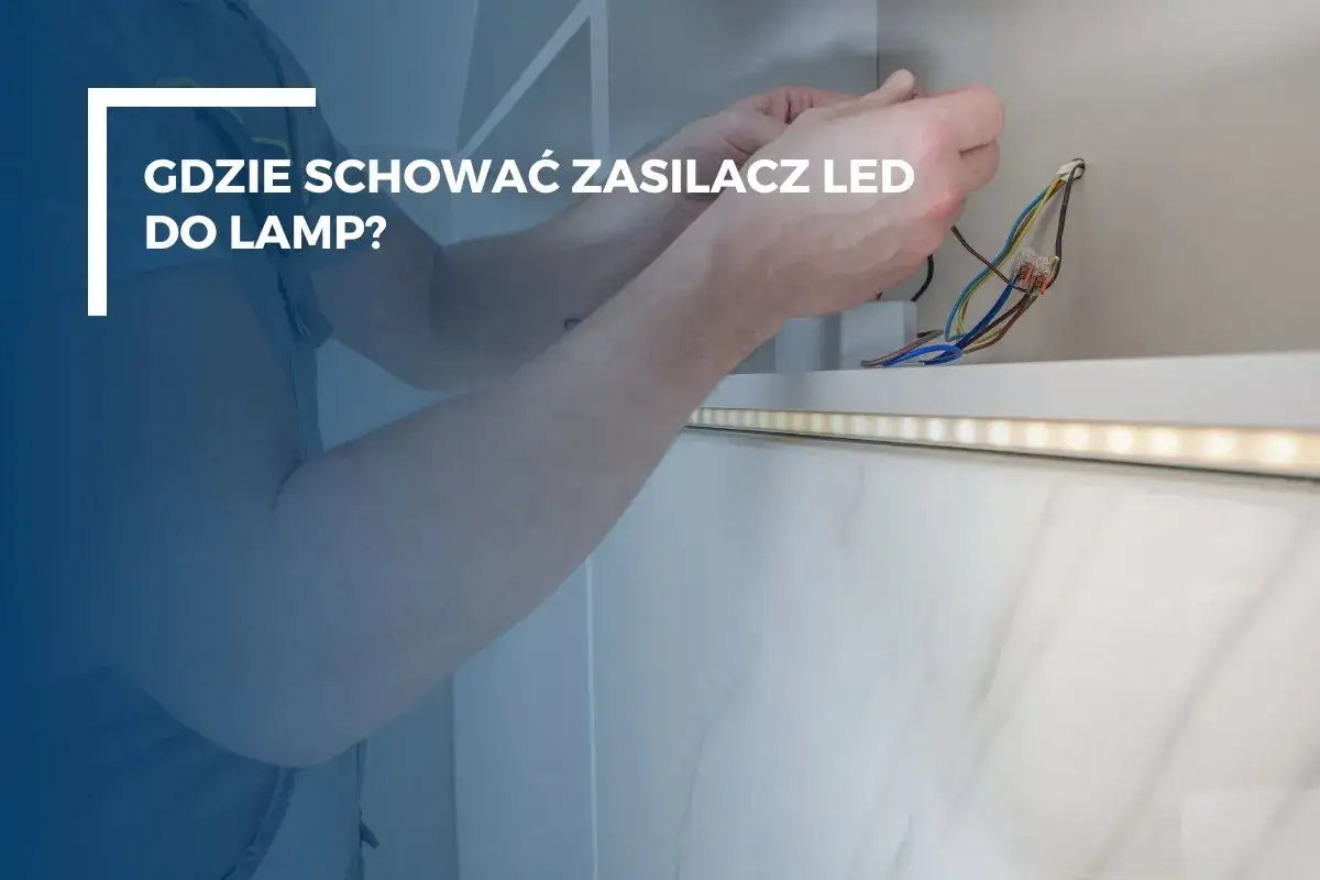 Ręce montują mały zasilacz LED do taśmy oświetleniowej.